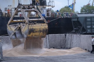 Des ouvriers chargent des céréales dans un port céréalier à Izmail, en Ukraine, en avril dernier (Photo d'illustration).